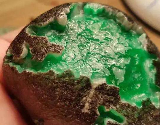 蓝宝石和翡翠镶嵌在一起,翡翠和什么宝石搭配最好