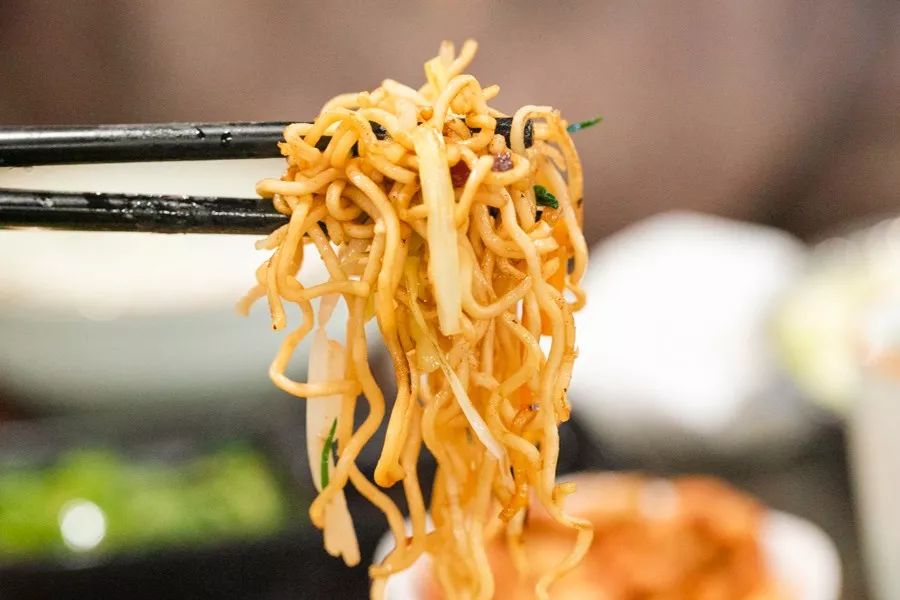 这家噗噗噗的粥底火锅店，稳就一个字