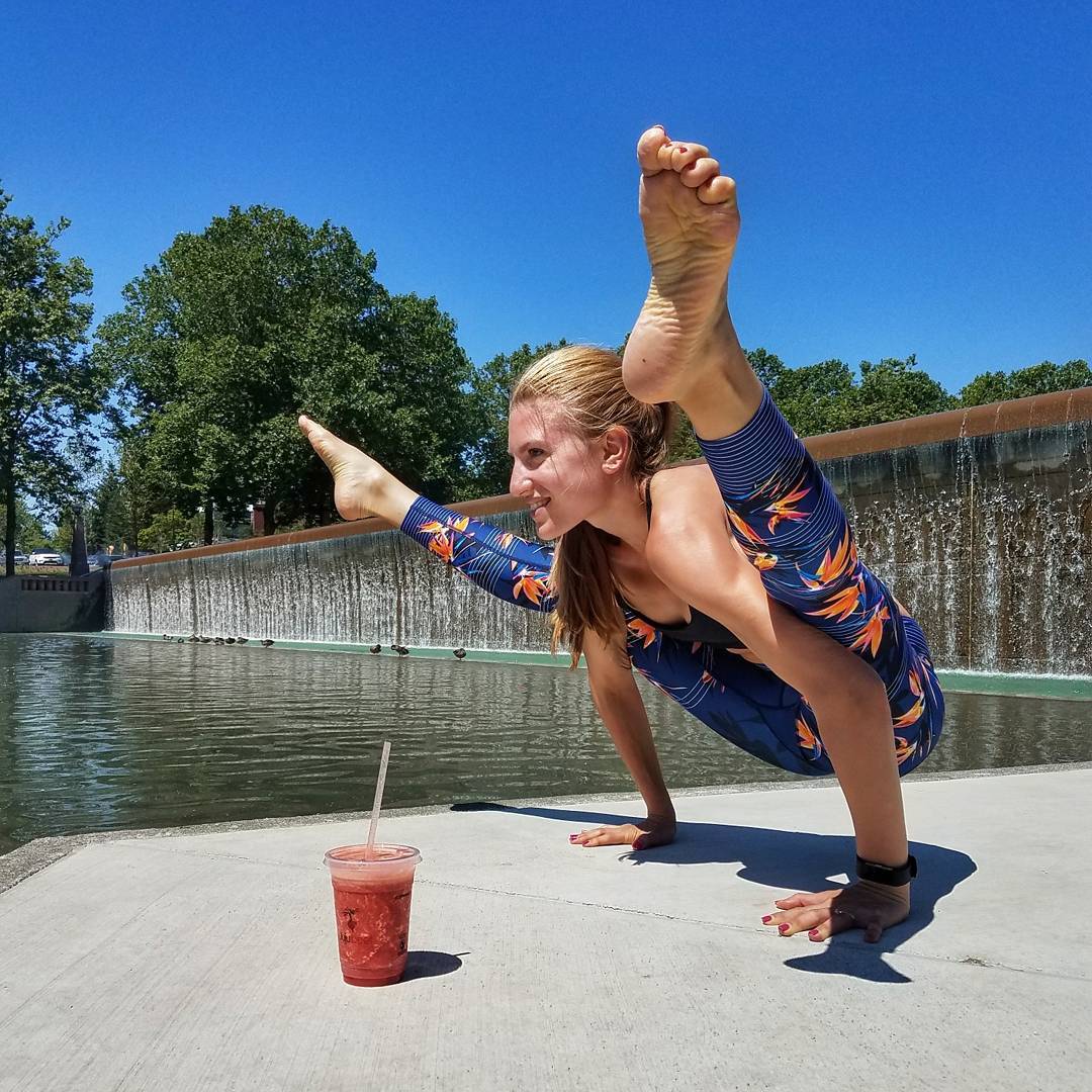 阳光正好，拖动你快发霉的身体，让这12个体式为你松松骨头吧