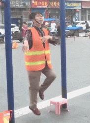 上吊治颈椎,老太太上吊式治颈椎