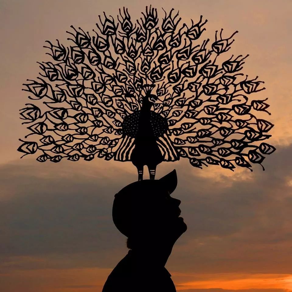 这个男人拍的漫画剪影，小孩看笑了，大人却哭了......