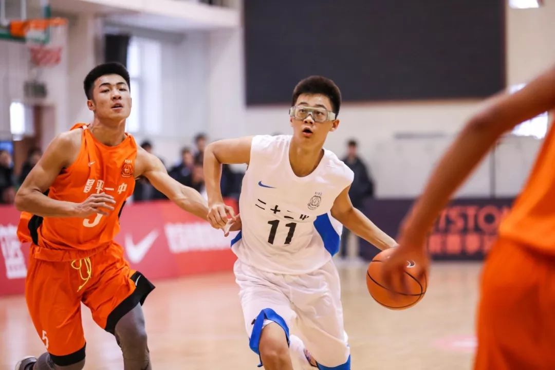 新·十六强齐亮相高中赛场惊现*力暴**隔扣丨18-19耐克高中联赛