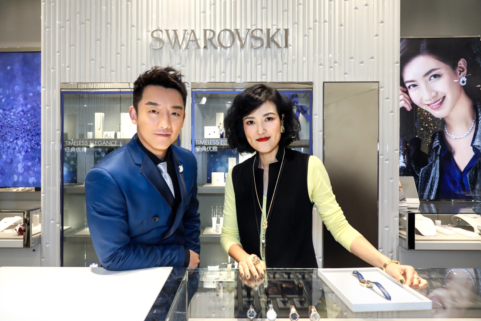 郑恺跨年演唱会牵手,众星亮相上海国际电影节红毯郑恺