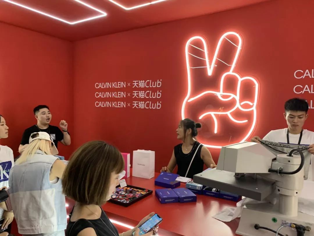 What!竟然有人冬天只用穿这一条裤子……赛格CK快闪店给你答案