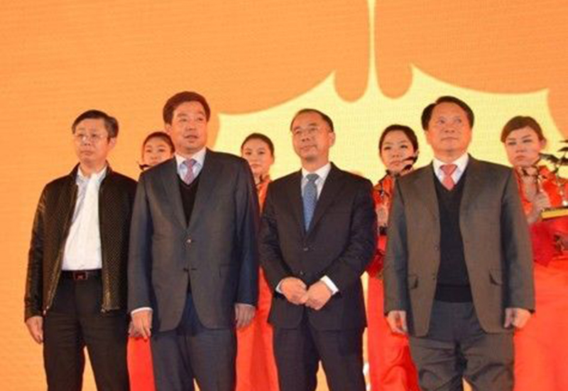 他多次创业失败，为躲债离家成流浪汉，一朝成百亿富商霸气回归