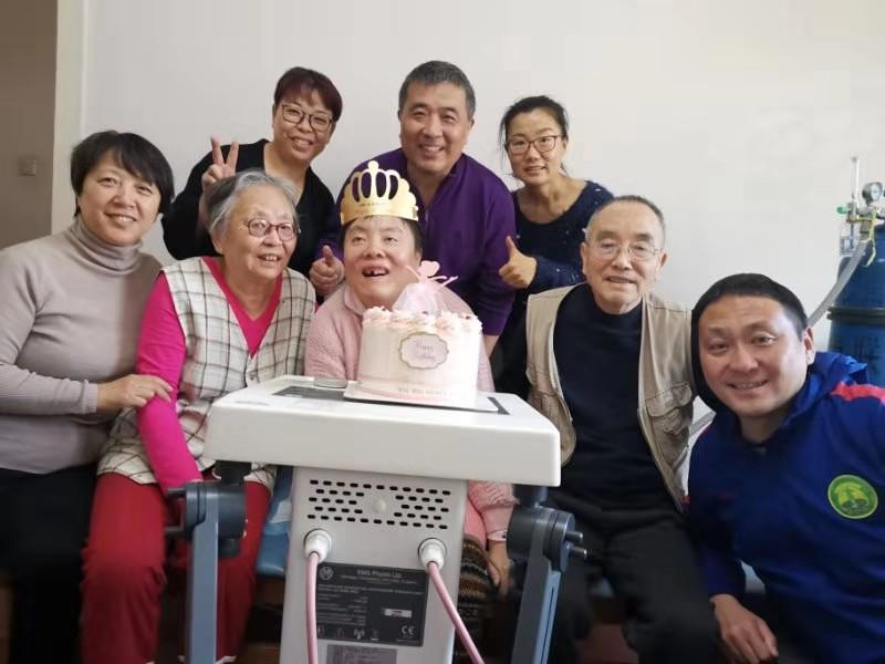 朱令铊中毒25年：吃饱饭打个响嗝，已是父亲最开心的慰藉