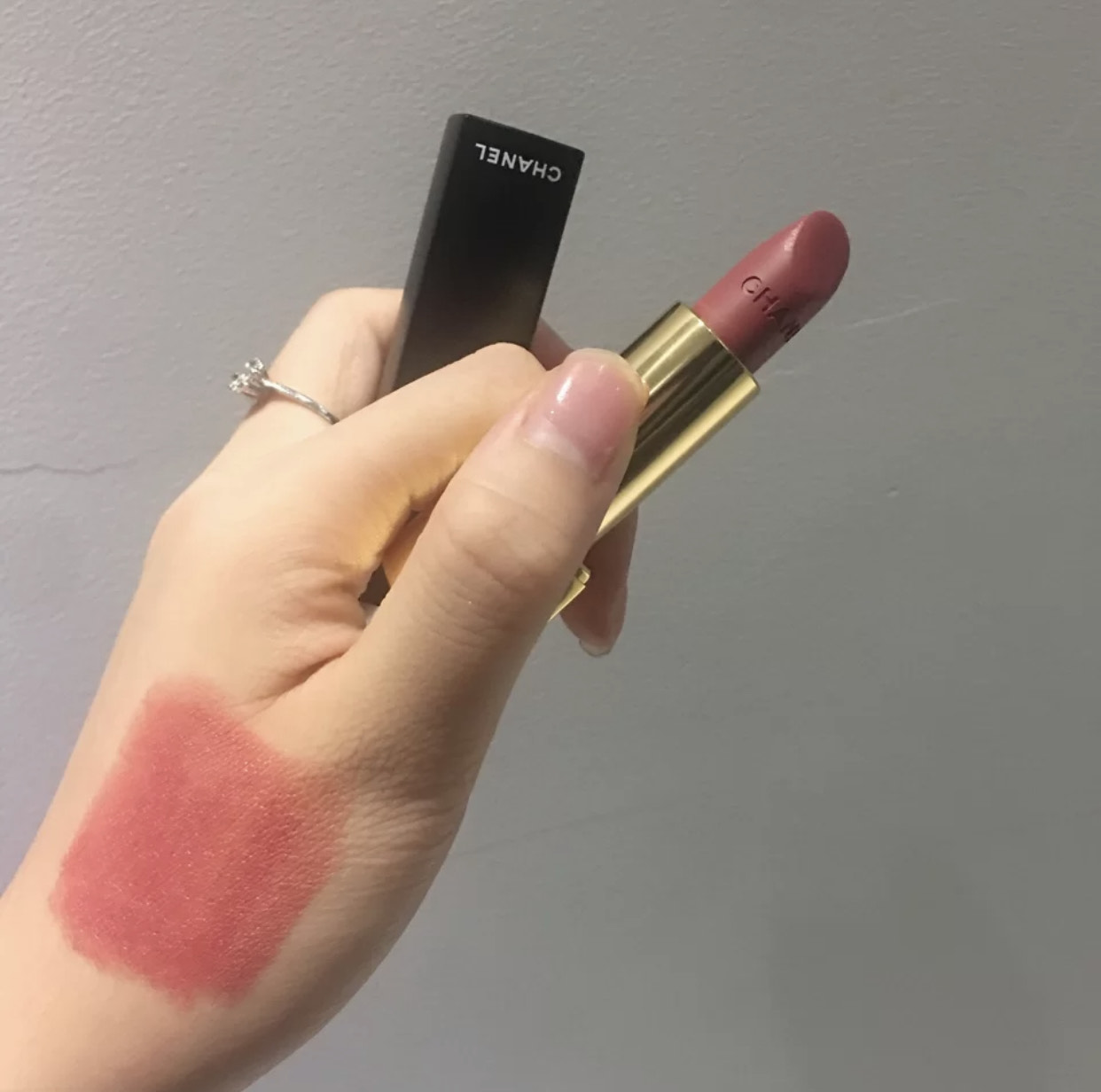 香奈儿132和圣罗兰302哪个适合黄皮,香奈儿口红vivacity132滋润