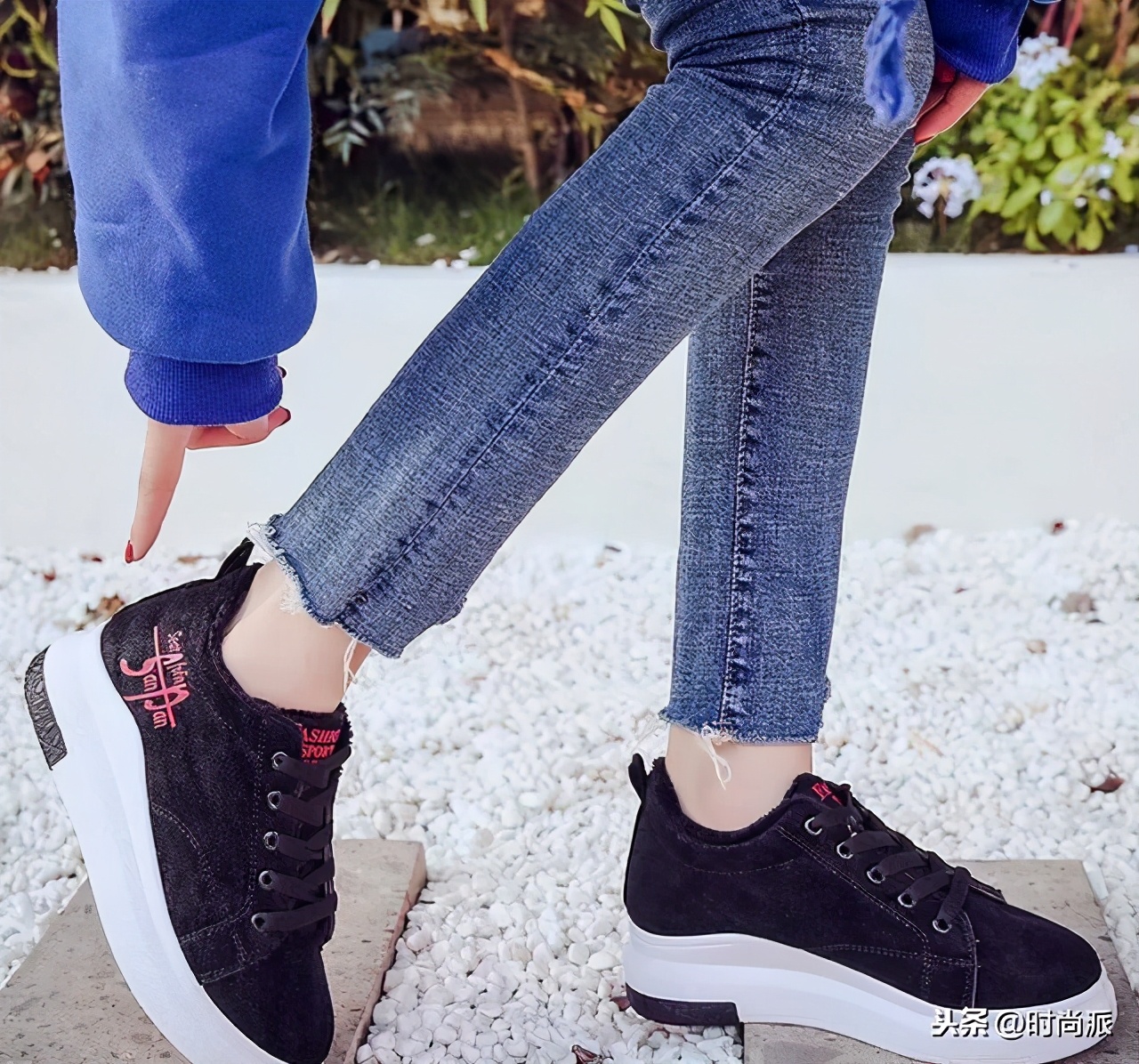 女人再怕冷，也不要穿皮靴，穿这款女鞋+暖暖裤，秋冬天也很美