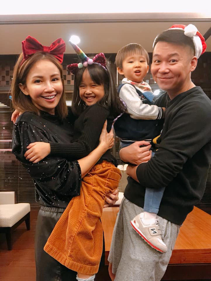 37岁女星卖假货骗钱！制作粗糙贴上logo就敢卖，一个发卡要45元