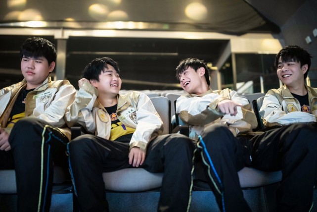 瓶子吃瓜大会：AG五人组不变，Hero首发仅留两人，久诚、Cat试训