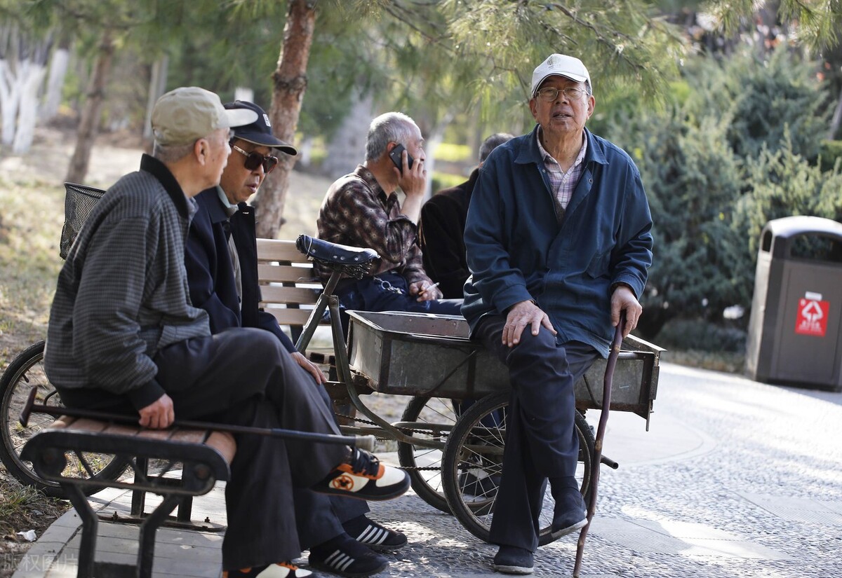 人到老年没积蓄,人到晚年很可怜没有钱用无人管