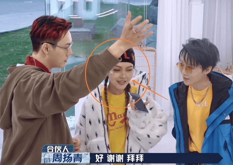 周扬青现身机场视频,周扬青疑回应恋情