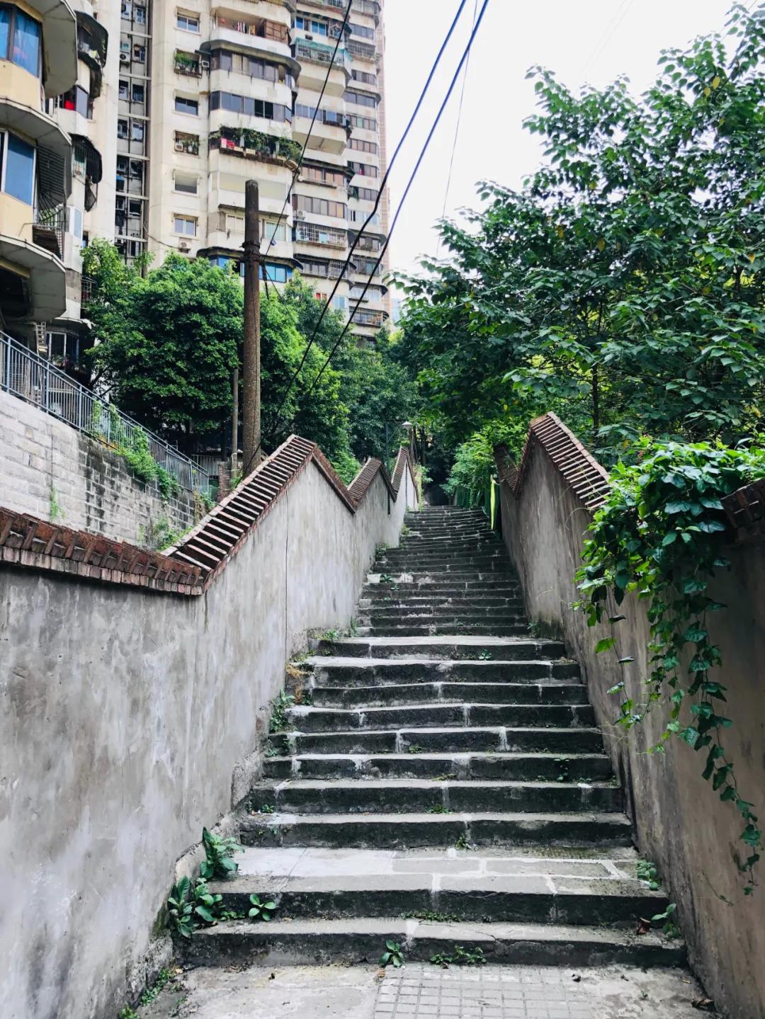 重庆这个24层没有电梯的高楼！直逼40℃的天气仍然有人前来打卡