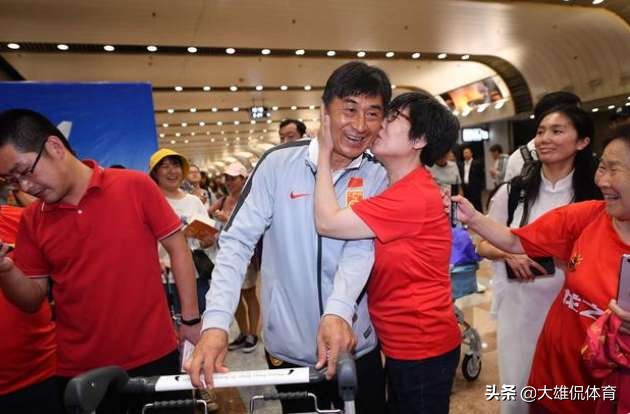 女足回国球迷热情接机老兵,女足丢5球教练贾秀全