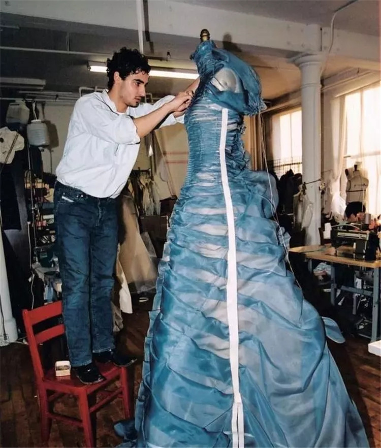 破产的辛德瑞拉ZacPosen！看来裙子再好看，人们买不起也没用