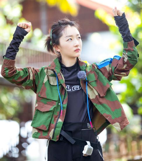 周冬雨同款军绿色外套,周冬雨荧光绿外套俏皮亮眼