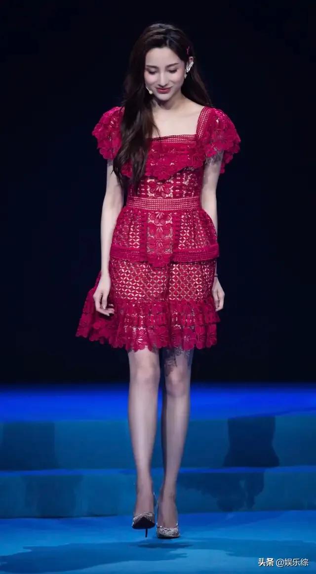 马凡舒首次主持天下足球,央视足球主持马凡舒