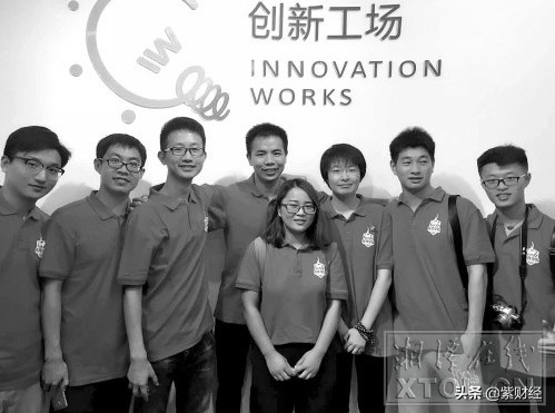 00后的小伙子卖衣服一年赚100万,2000年小伙卖衣服月入7百万