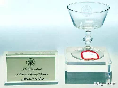 尼克松访华时毛*东泽**回赠他四件礼物，一件尼克松嫌少，三件看不懂