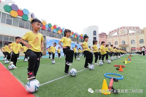 足球儿童足球,足球与孩子们未来的发展