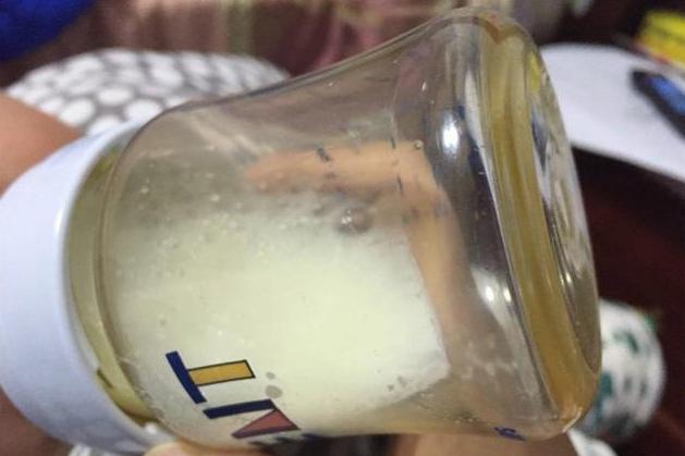 小孩喝奶为啥每次都喜欢剩一点,小孩每次喝奶喝太少