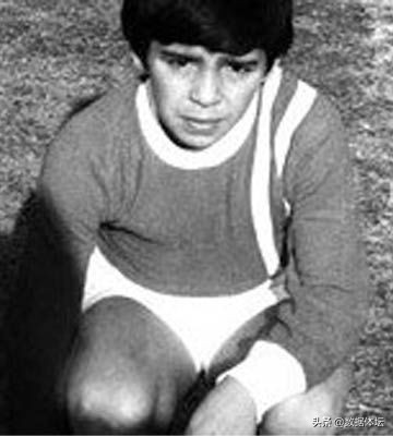 球王陨落一起告别马拉多纳,球王马拉多纳世界杯哭泣