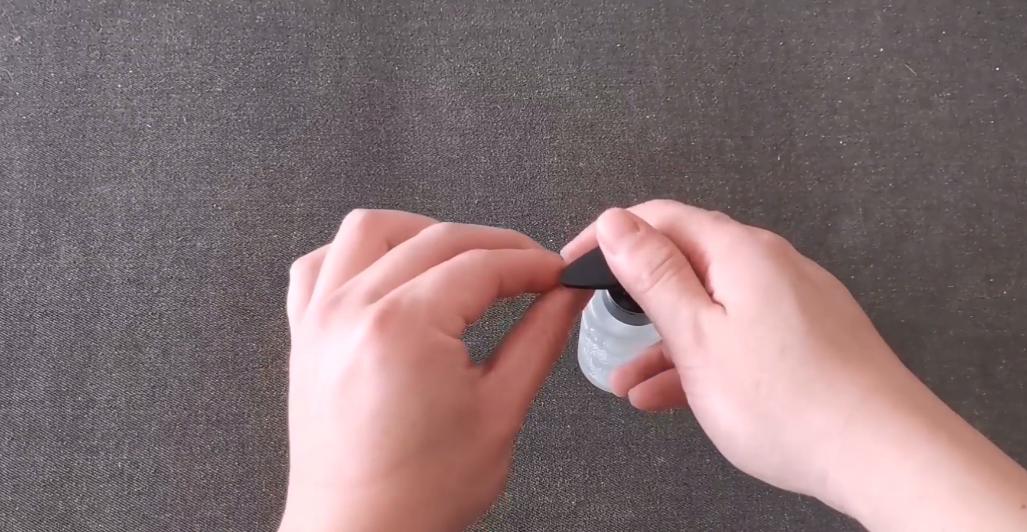 被502胶水粘住手教你一招解除,手指被502粘住了已经硬化了怎么办