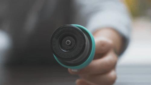 还在用双手费劲拧杯盖？我只要3根手指，1秒就开了！