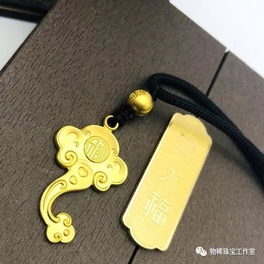 72岁女虎本命年戴什么首饰最好,本命年戴什么珠宝手链