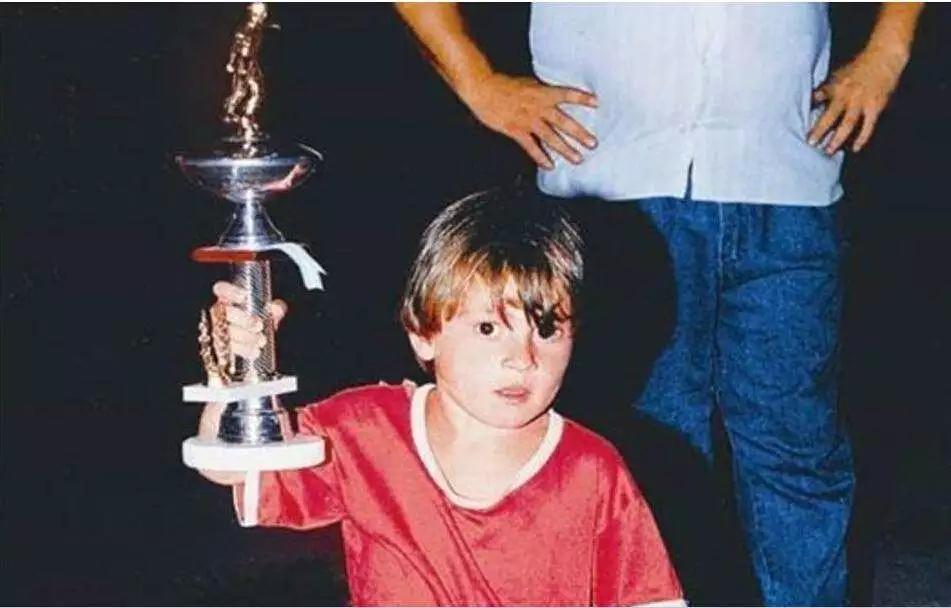 从侏儒症到巨人梅西,从侏儒到一代球王