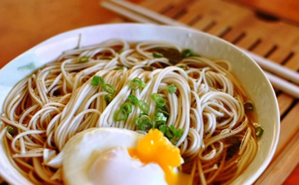 煮面条筋道的绝密配方,面馆老板制作鲜面条的视频