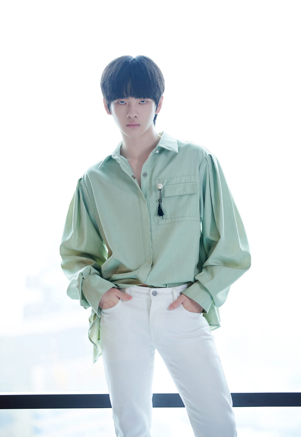 周震南是来搞笑的吗？穿棕色夹克配条纹裤，短靴鞋尖都翘到膝盖了