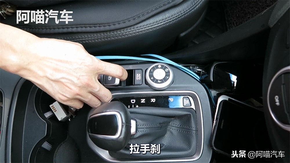 自动挡的车如何停车挂p挡最正确,自动挡停车先拉手刹还是先挂p挡