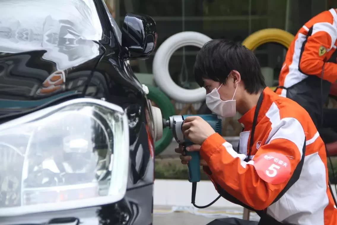 汽车露了底漆多久生锈,汽车露底漆是怎么样的