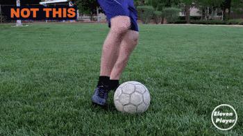 足球基本知识和球性,足球基本功训练拉球绕过另一条腿