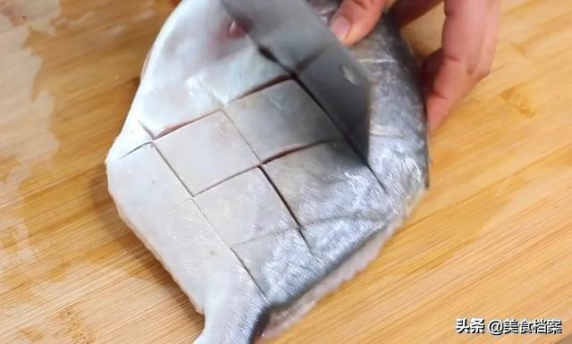 清蒸鲳鱼怎么做法比较好吃,清蒸五彩鲳鱼的做法和步骤