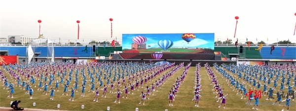 864名金明少年倾情演绎足球操为十运会和祖国生日深情献礼