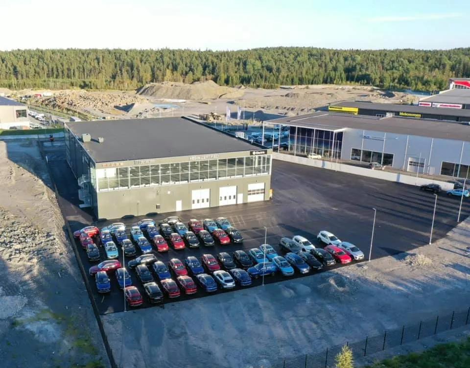 你在排队买新iPhone，而这群瑞典人为了买辆MG排了两个小时