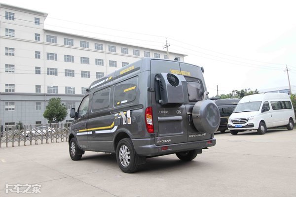 小两口开拖挂房车自驾游视频,成都小两口房车自驾游