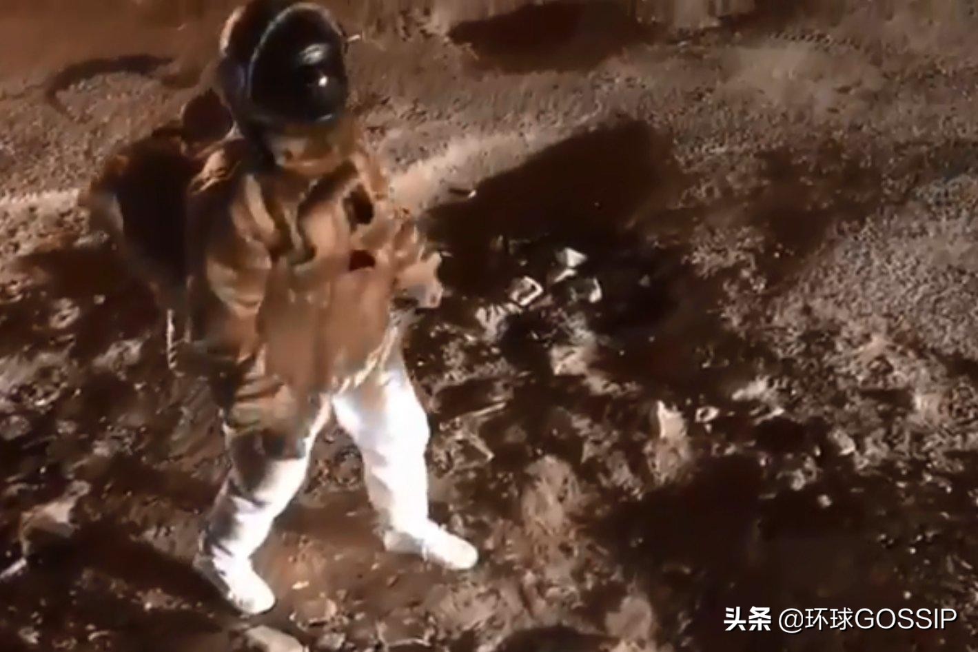 印度艺术家用脑洞大开的艺术手段对付路面坑洼,取得奇效