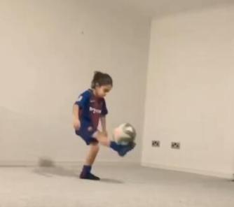 梅西年轻颠球视频,梅西小球迷冲进球场