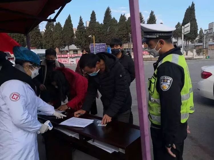 河南孟州战疫一线夫妻小品,致敬抗疫一线的最美夫妻档