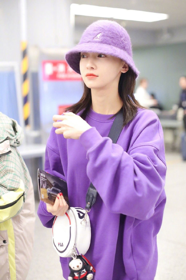 吴谨言冬穿搭,吴谨言真空露腹装超吸睛