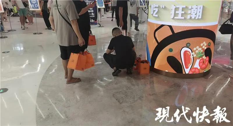 网红奶茶店每天雇100人排队,南京网红代购