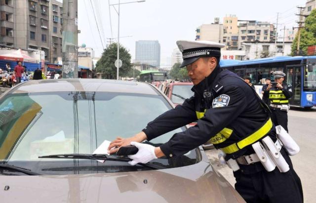 没有停车位，又不想吃罚单该咋办？老司机教你用这招，车友：实用