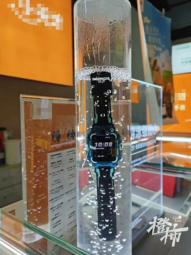 电话手表着火三岁小孩被烧伤视频,儿童电话手表突然着火的新闻视频