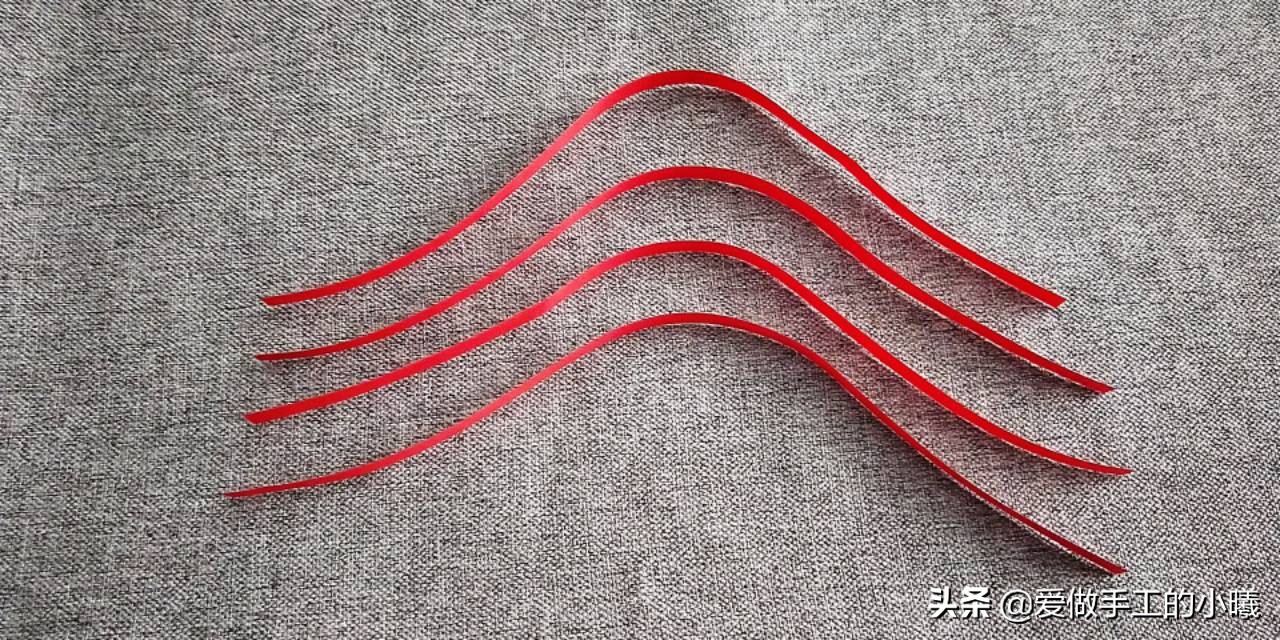 用折星星的纸条做灯笼,用纸条折红红的小灯笼