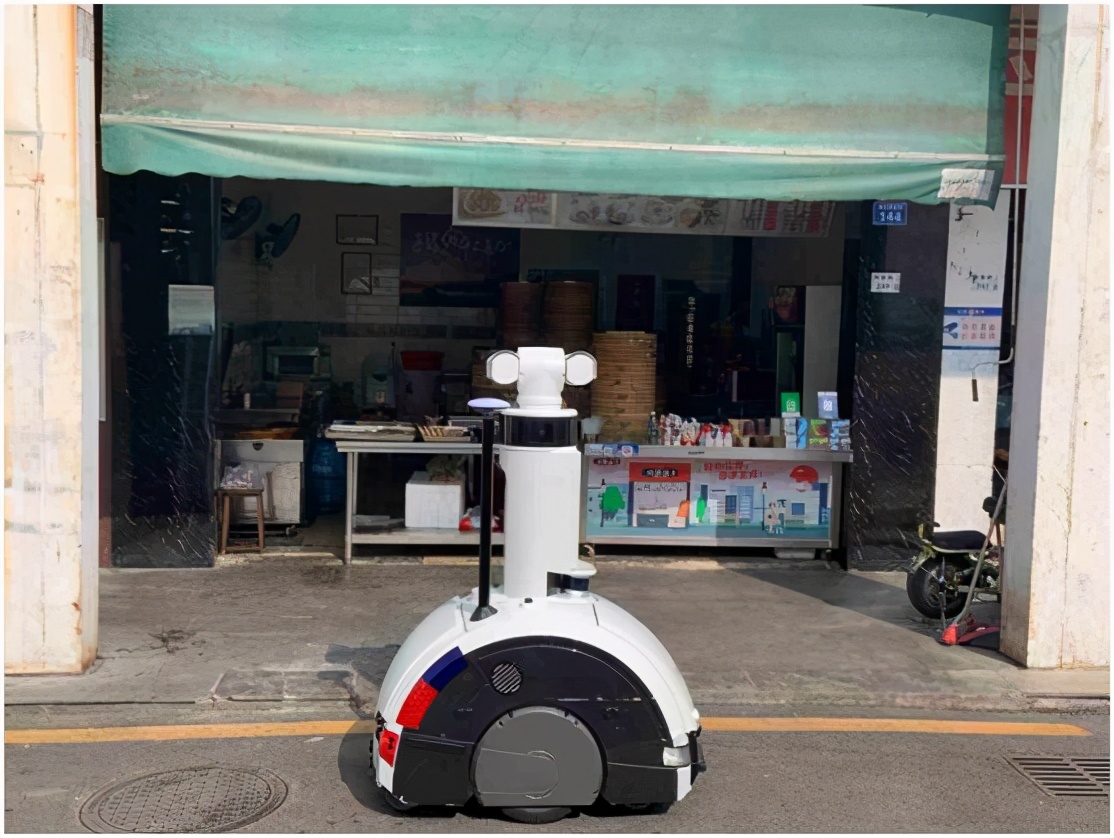 深圳龙岗5G智能机器人变身“社区管家”,违停占道她来劝