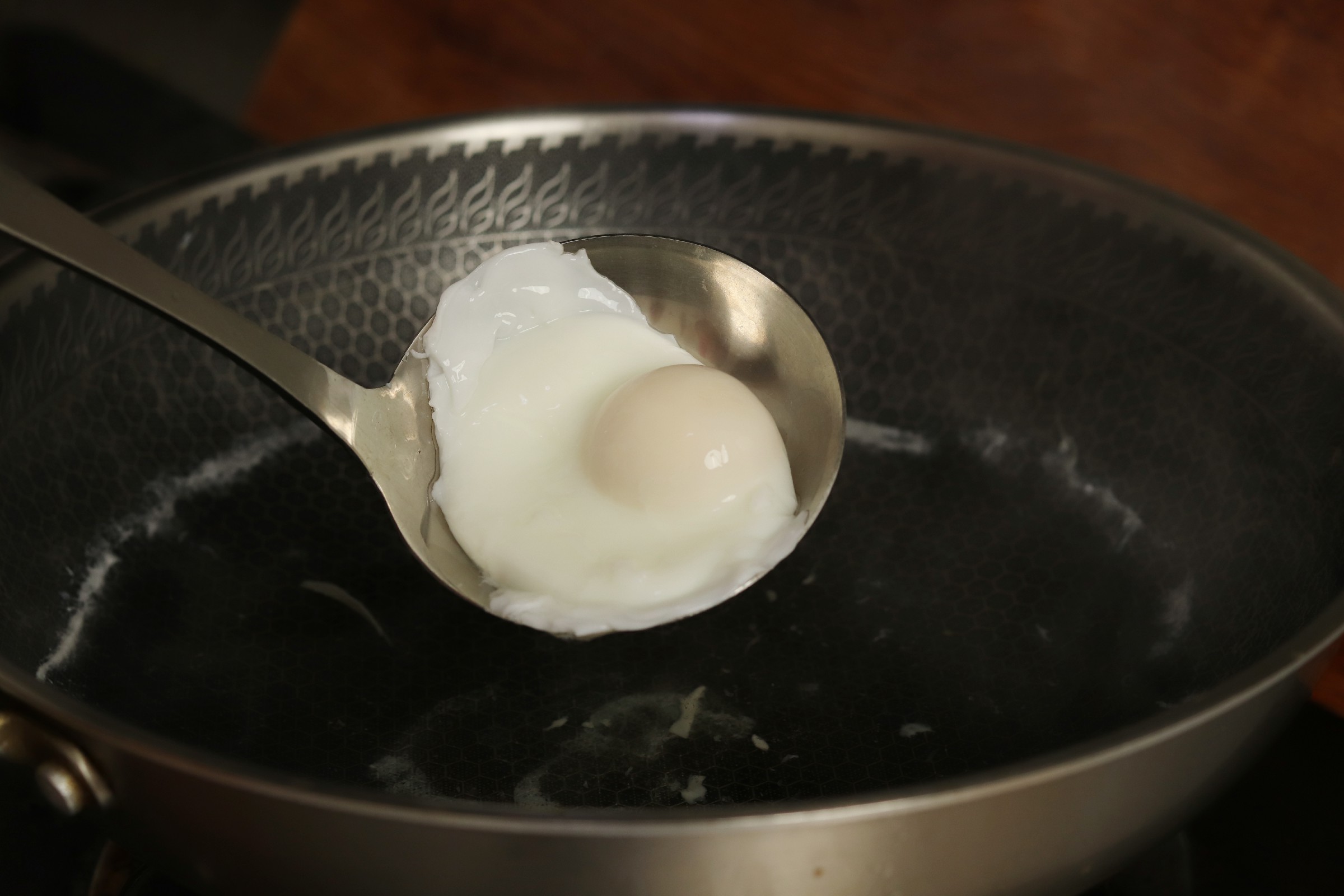 水煮荷包蛋怎样煮蛋不会散,水煮荷包蛋如何避免泡沫