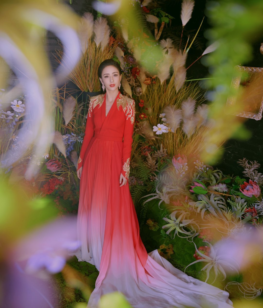 佟丽娅粉色抹胸礼服,佟丽娅在电视剧穿旗袍